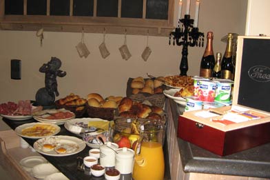 Buffet de petit dejeuner copieux 